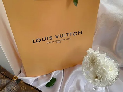 ภาพปกของบทความ คุณกล้าซื้อกระเป๋าแบรนด์เนมราคา 50,000 ขึ้นไปเมื่อเงินเดือนและเงินเก็บเท่าไหร่