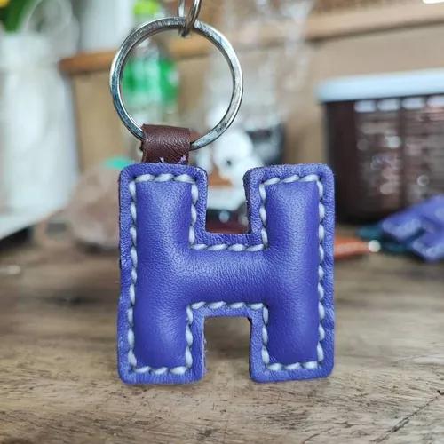 พวงกุญแจหนังแท้ ตัวอักษร H สีน้ำตาล งานแฮนด์เมดเย็บมือ ดีไซน์เรียบหรู - 01