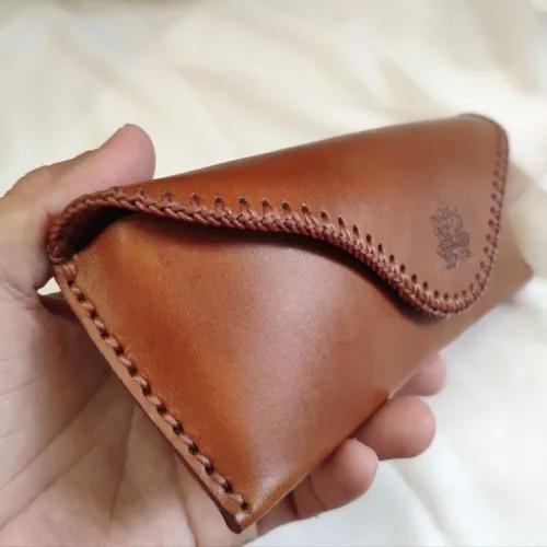 ซองแว่นตาหนังแท้สีน้ำตาล ทำจากหนังฟอกฝาดอิตาลี สามารถร้อยเข็มขัดได้ วางบนพื้นหลังสีขาว - 01