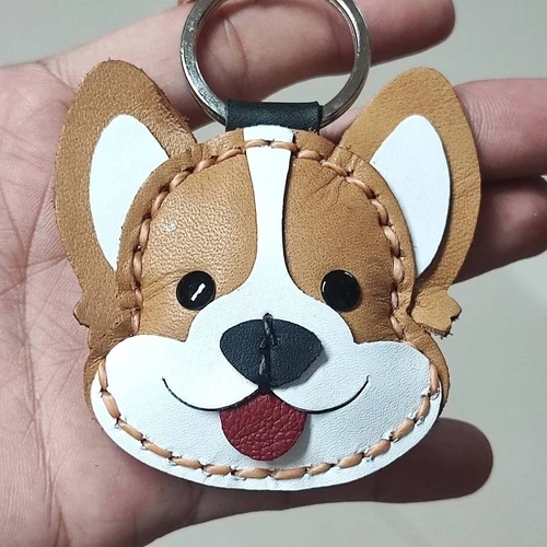 พวงกุญแจหนังแท้รูปหมาคอร์กี้สีน้ำตาลขาว งานแฮนด์เมดเย็บมือสำหรับห้อยกุญแจและประดับกระเป๋า - 06