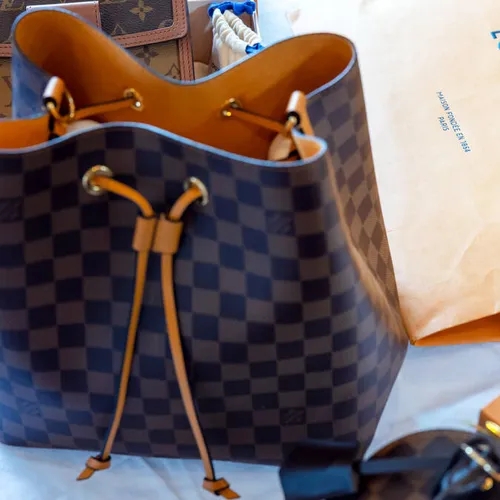 ดีไซน์อันเป็นเอกลักษณ์ของ Louis Vuitton ลาย Damier Ebene