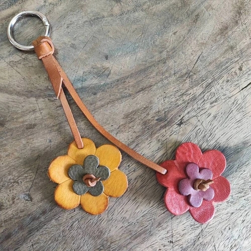 พวงกุญแจดอกไม้หนังแท้ฟอกฝาดสีธรรมชาติ งานแฮนด์เมดเย็บมือสำหรับใช้ห้อยกุญแจและห้อยกระเป๋า - 02