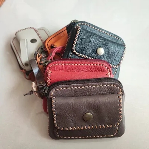 การเปรียบเทียบลักษณะกลิ่นหนังแท้จากกระเป๋าหลายสีและหลายประเภท