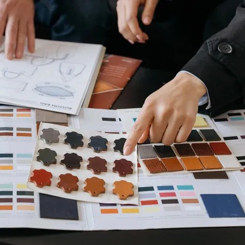 ภาพปกของบทความ หนังไมโครไฟเบอร์ กับ PU: เปรียบเทียบวัสดุสุดฮิตที่คนรักกระเป๋าต้องรู้!