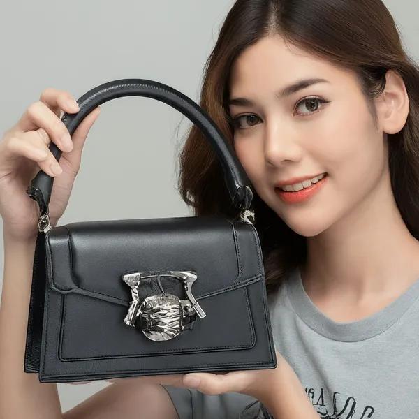 ภาพปกของบทความ จบทุกปัญหา! 6 วิธีเลือกกระเป๋าให้แฟนสาวให้ถูกใจ 100% [คู่มือฉบับสมบูรณ์]