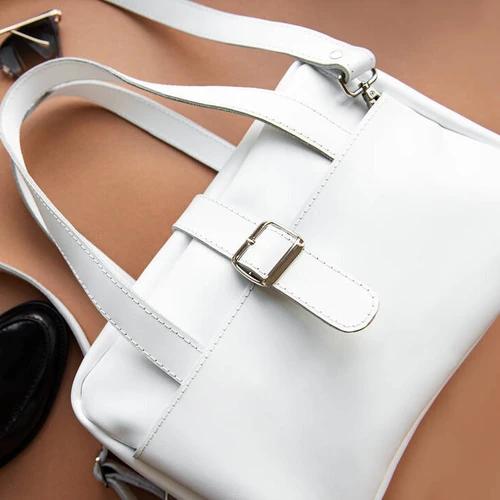 ภาพปกของบทความ กระเป๋าสีขาว: ไอคอนแห่งความคลาสสิกและเรียบหรู