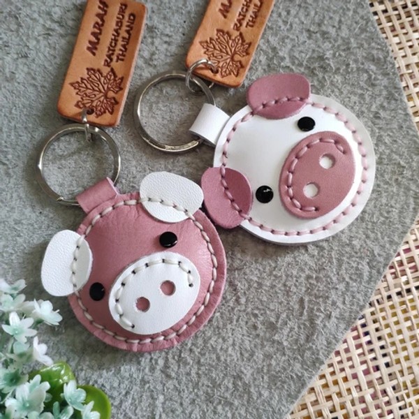 พวงกุญแจหมูหนังแท้เย็บมือ สีน้ำตาลธรรมชาติ ห้อยกระเป๋า