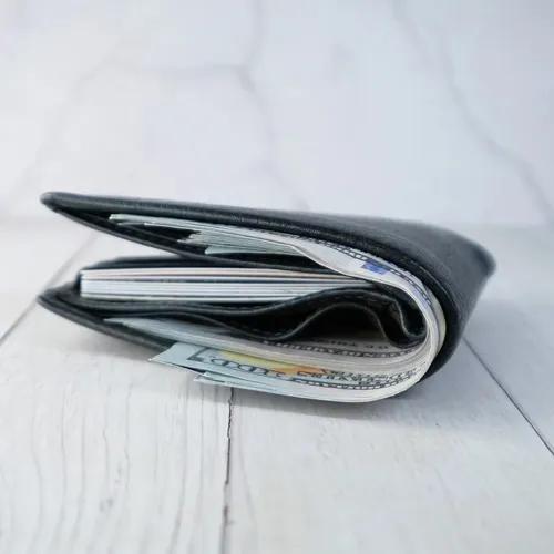 ภาพปกของบทความ สิ่งที่คุณควรเก็บไว้ในช่องซิปลับของกระเป๋าสตางค์