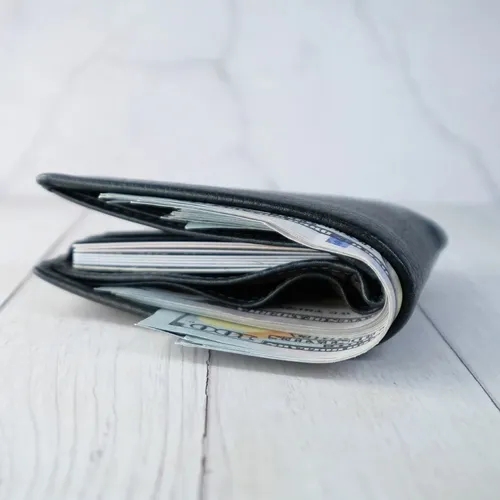 ปัญหาปวดหลังและเสียบุคลิกจากกระเป๋าสตางค์ที่หนาเกินไป