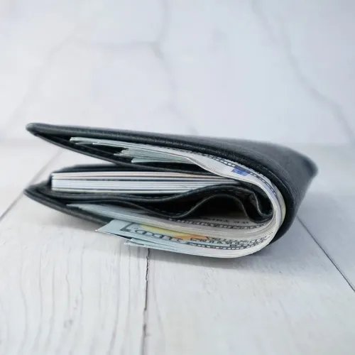 กระเป๋าสตางค์สีดำที่อ้วนบวมเพราะใส่ของเยอะเกินไป