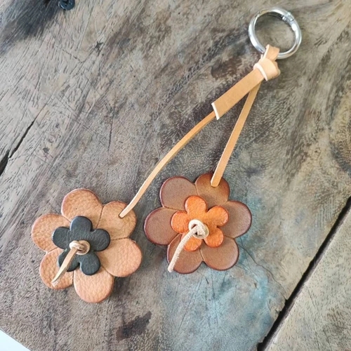 พวงกุญแจดอกไม้หนังแท้ฟอกฝาดสีธรรมชาติ งานแฮนด์เมดเย็บมือสำหรับใช้ห้อยกุญแจและห้อยกระเป๋า - 01