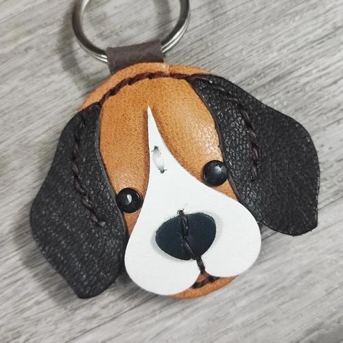 พวงกุญแจบีเกิ้ลหนังแท้สีน้ำตาล-ขาว งานเย็บมือแฮนด์เมด แขวนอยู่กับกุญแจรถ - 05