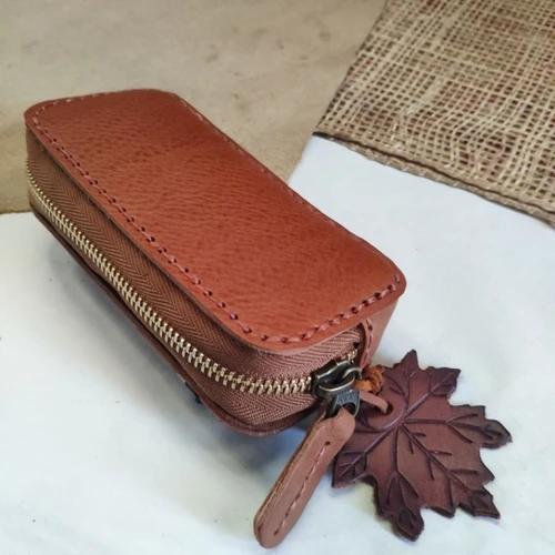 กระเป๋าหนังแท้ฟอกฝาดอิตาลีสีน้ำตาลธรรมชาติ ทรงยาวซิปรูด สำหรับใส่เหรียญและบัตร งานแฮนด์เมด - 06