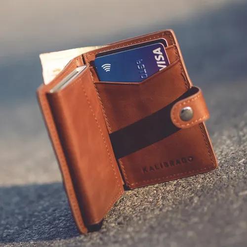 ภาพปกของบทความ สิ่งที่ควรทำเมื่อคุณพบกระเป๋าสตางค์ที่ไม่ได้เป็นของคุณ