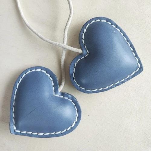 ที่ห้อยกระเป๋าหนังแท้รูปหัวใจ สีสวย งานแฮนด์เมดเย็บมือ สำหรับตกแต่งกระเป๋าและพวงกุญแจ - 03