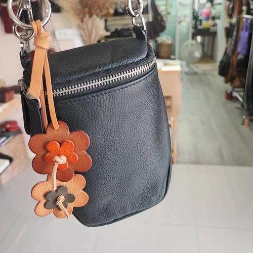 พวงกุญแจดอกไม้หนังแท้ฟอกฝาดสีธรรมชาติ งานแฮนด์เมดเย็บมือสำหรับใช้ห้อยกุญแจและห้อยกระเป๋า - 05