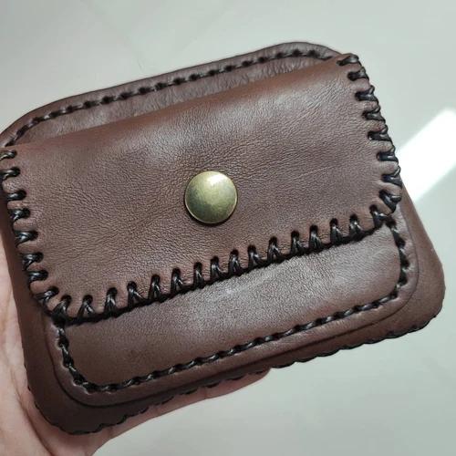 กระเป๋าใส่เหรียญหนังแท้สีน้ำตาล งานแฮนด์เมด ใบเล็กสำหรับผู้หญิง วางคู่กับบัตร ATM และเหรียญ - 03