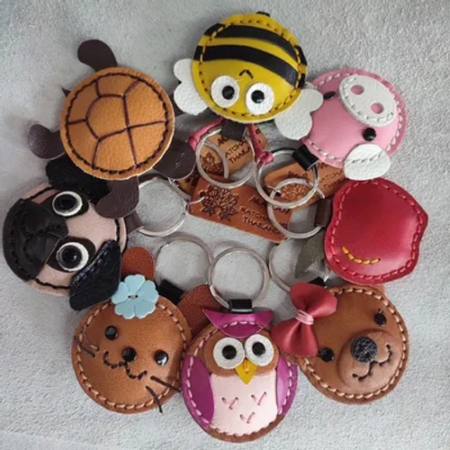 พวงกุญแจหนังแท้รูปสัตว์น่ารัก งานแฮนด์เมดเย็บมือ คละแบบ เช่น นกฮูก หมี เต่า และผึ้ง สำหรับเป็นของขวัญของที่ระลึก