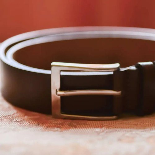 เข็มขัดหนังเทียมสีน้ำตาลเข้มดีไซน์สวยงาม