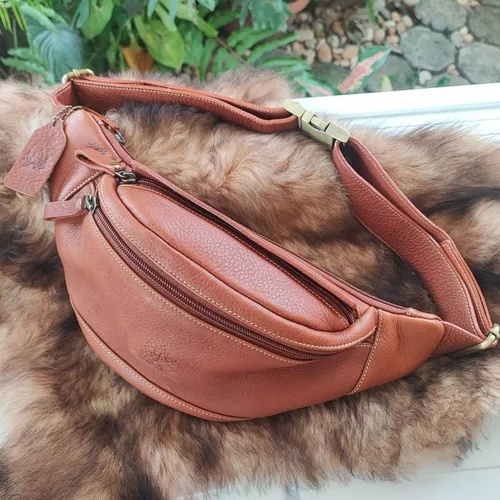 กระเป๋าคาดอกหนังแท้ ผู้ชาย สีน้ำตาลธรรมชาติ ปรับสายเป็นกระเป๋าคาดเอวได้ มีช่องซิปหลายช่อง สไตล์วินเทจ