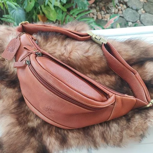 กระเป๋าคาดอกหนังวัวแท้สีดำ ดีไซน์เรียบหรู สำหรับผู้ชายและผู้หญิง