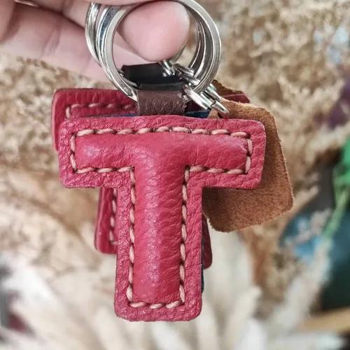 พวงกุญแจตัวอักษร T หนังแท้สีน้ำตาลเข้มสไตล์มินิมอล ใช้สำหรับห้อยกระเป๋า - 03