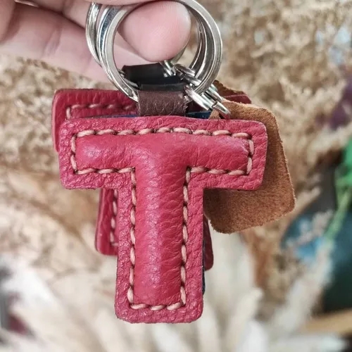 พวงกุญแจตัวอักษร T หนังแท้สีน้ำตาลเข้มสไตล์มินิมอล ใช้สำหรับห้อยกระเป๋า - 03