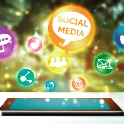 แท็บเล็ตที่มีไอคอนโซเชียลมีเดียและสัญลักษณ์การสื่อสารต่างๆ ลอยอยู่เหนือหน้าจอ