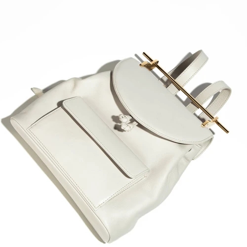 แมทช์กระเป๋าสีขาวสไตล์มินิมอล อัปเกรดลุคให้ดูแพงและคลาสสิก