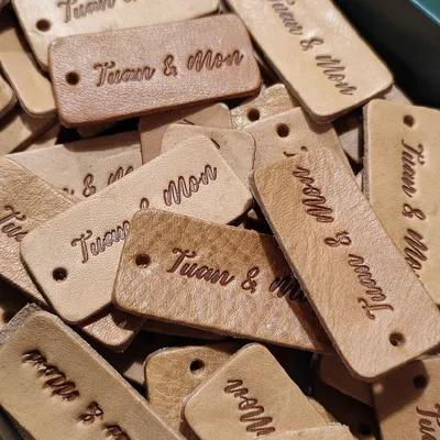 ป้ายแท็กหนังแท้ฟอกฝาดทรงสี่เหลี่ยม ปั๊มจมความร้อนชื่อบ่าวสาวด้วยบล็อกทองเหลือง สำหรับทำของชำร่วยงานแต่งงาน