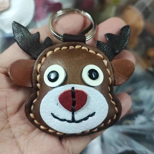 พวงกุญแจกวางหนังแท้ งานแฮนด์เมดสีน้ำตาล ดีไซน์มินิมอลสำหรับห้อยกุญแจรถและตกแต่งกระเป๋า - 03