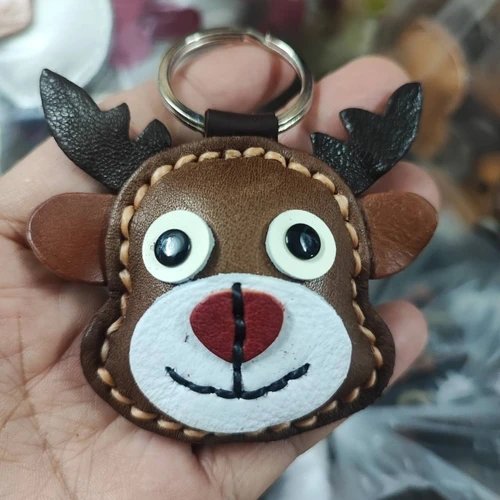 พวงกุญแจกวางหนังแท้ งานแฮนด์เมดสีน้ำตาล ดีไซน์มินิมอลสำหรับห้อยกุญแจรถและตกแต่งกระเป๋า - 03