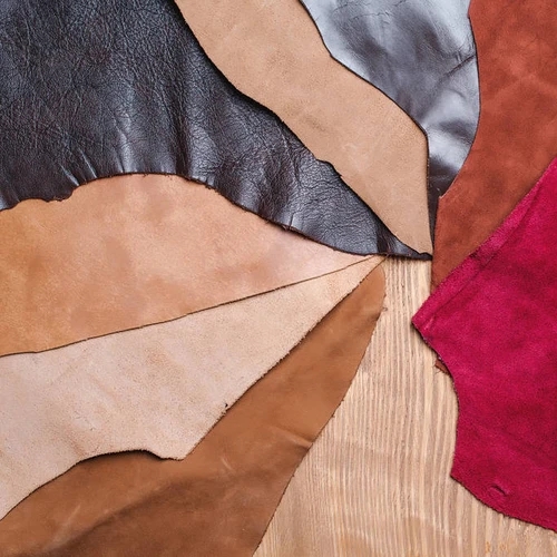 ชิ้นส่วนหนังคุณภาพสูงที่เตรียมนำมาผลิตเป็นผ้ากันเปื้อนหนังสำหรับช่างทำผม