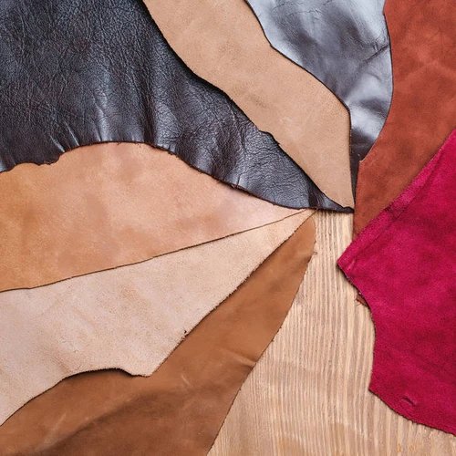 ชิ้นส่วนหนังคุณภาพสูงที่เตรียมนำมาผลิตเป็นผ้ากันเปื้อนหนังสำหรับช่างทำผม