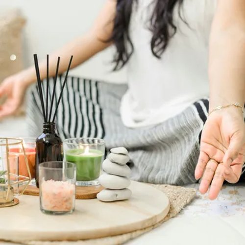 ผู้หญิงนั่งสมาธิในบรรยากาศสงบสุข