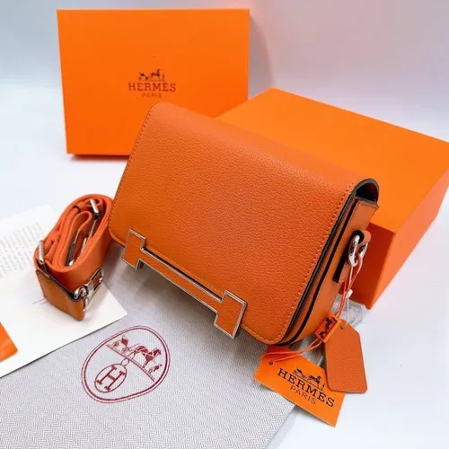 กระเป๋าแบรนด์เนม Hermès สีส้มพร้อมกล่องและป้ายราคา