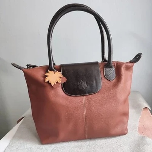 กระเป๋าถือหนังแท้ผู้หญิง ทรง Tote สีน้ำตาลทูโทน หนังนิ่ม จุของได้เยอะ พร้อมฝาปิดและสายสะพายหนังสีเข้ม