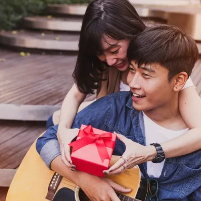 ภาพปกของบทความ ไอเดียของขวัญสุดเจ๋งสำหรับแฟนหนุ่มที่กำลังจะเข้ามหาวิทยาลัย