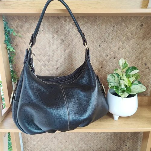 ภาพปกของบทความ กระเป๋าสะพายไหล่ผู้หญิง: แค่มีสไตล์ไม่พอ ต้องมีฟังก์ชัน