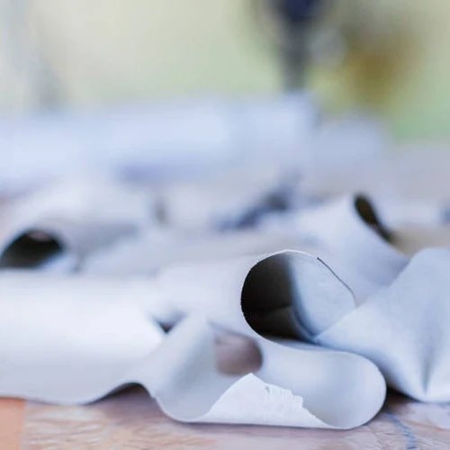 แผ่นหนังควายสีเทาตัดเป็นแถบ แสดงให้เห็นถึงความหนาและโครงสร้างพื้นผิวที่แข็งแรง