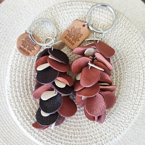 พวงกุญแจหนังพร้อมป้ายแบรนด์และชิ้นหนังตัวอย่างสีต่างๆ