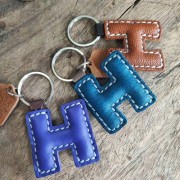 พวงกุญแจหนังแท้ ตัวอักษร H [Handmade] ของขวัญจากใจที่เย็บด้วยมือ