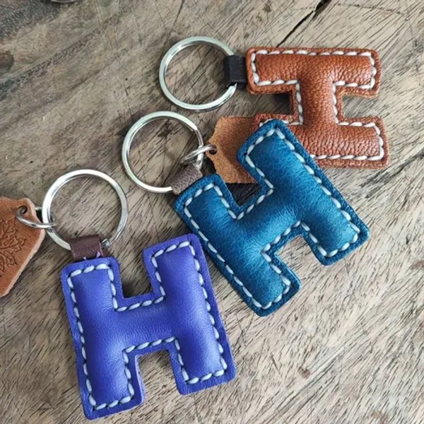 พวงกุญแจหนังแท้ ตัวอักษร H สีน้ำตาล งานแฮนด์เมดเย็บมือ ดีไซน์เรียบหรู