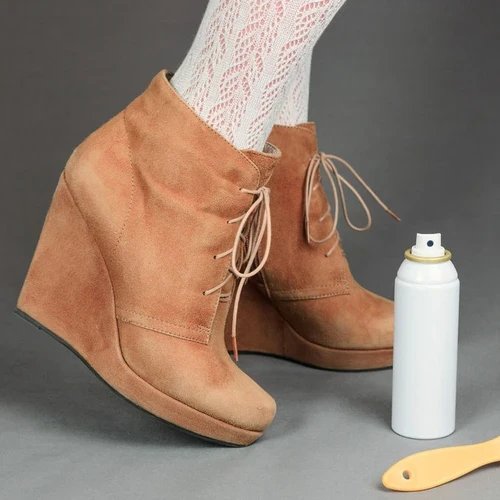 รองเท้าบูทหนังนูบัคสีน้ำตาลอ่อนพร้อมถุงน่องลูกไม้ ขวดสเปรย์และแปรงดูแลรองเท้า