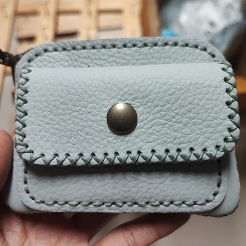 กระเป๋าใส่เหรียญหนังแท้สีน้ำตาล งานแฮนด์เมด ใบเล็กสำหรับผู้หญิง วางคู่กับบัตร ATM และเหรียญ - 01