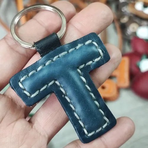 พวงกุญแจตัวอักษร T หนังแท้สีน้ำตาลเข้มสไตล์มินิมอล ใช้สำหรับห้อยกระเป๋า - 04