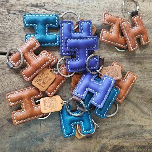 พวงกุญแจหนังแท้ ตัวอักษร H สีน้ำตาล งานแฮนด์เมดเย็บมือ ดีไซน์เรียบหรู - 04