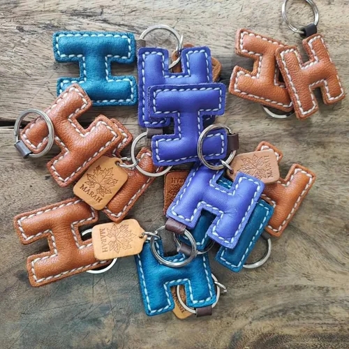 พวงกุญแจหนังแท้ ตัวอักษร H สีน้ำตาล งานแฮนด์เมดเย็บมือ ดีไซน์เรียบหรู - 04