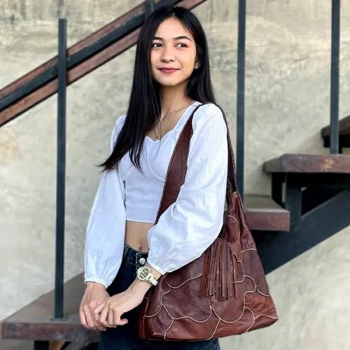 ไอเดียแต่งตัวกระเป๋าสีน้ำตาลลุคแคชชวลกับกางเกงยีนส์