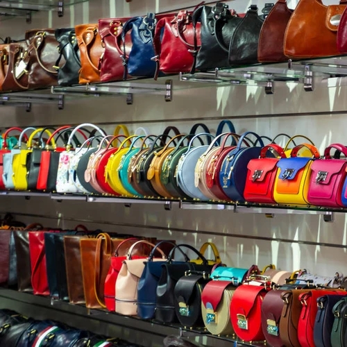 เช็กเทรนด์สีกระเป๋า 2569 กับพาเลตต์สีสันบนชั้นวางกระเป๋าที่สะท้อนการแสดงออกทางตัวตน